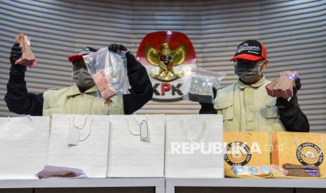 Ironi Kepemimpinan: Ketika Kepercayaan Terkikis