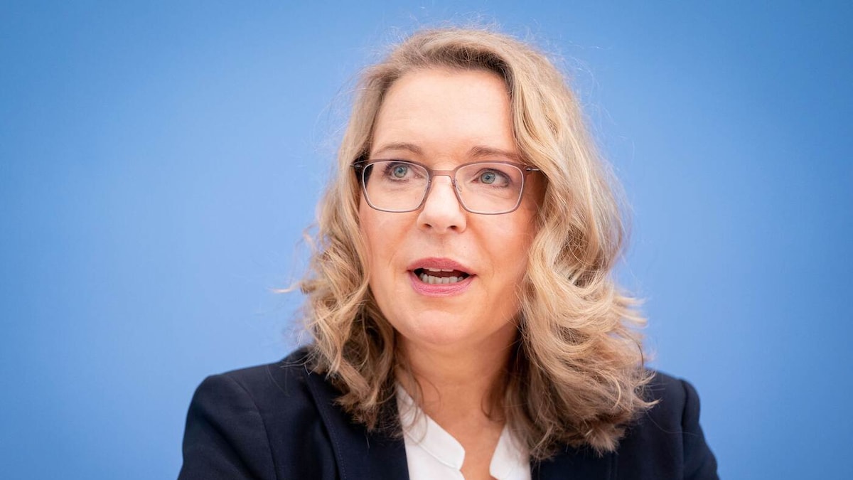 Debat Panas: Energi Nuklir vs Energi Terbarukan