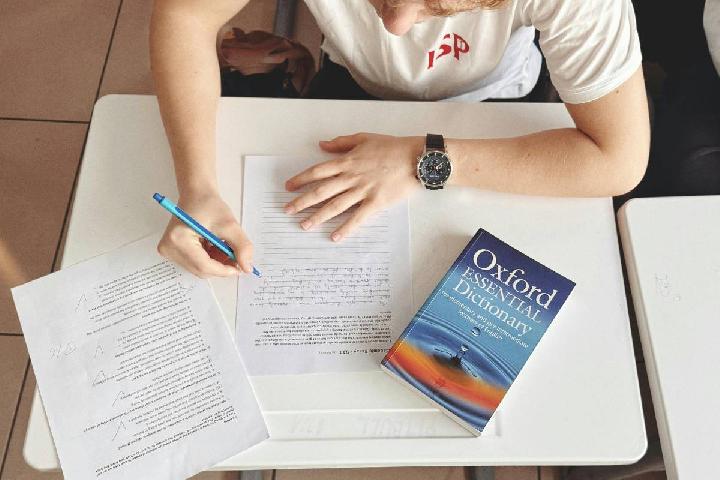 Menyeimbangkan Penggunaan Bahasa Inggris dalam Pembelajaran